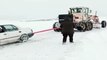 Van'da yolda mahsur araçlar karla mücadele ekiplerince kurtarıldı