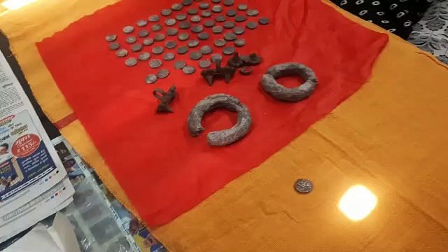 छत्तीसगढ़ के डोंगरगांव में मिले 1748 ई. के 65 सिक्के, 3 बाघनखनुमा अंगूठीयां, देखें विडियो