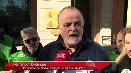 Télécharger la video: CSIF presenta 60.000 firmas para pedir que sanitarios tengan jubilación anticipada