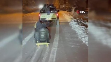 Cipin arkasına bağladıkları kızakla kayak keyfi yaptılar
