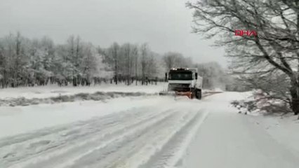 BİLECİK'TE KAR YAĞIŞIYLA 106 KÖYÜN YOLU KAPANDI