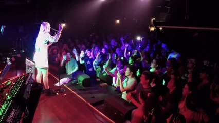 Anne-Marie Performs Live Cover of Her Hit '2002' 🎤