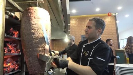 Yalova Belediye Başkan Vekili Tutuk, açılışını yaptığı restoranda döner kesti