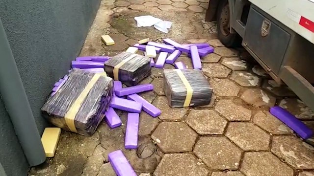 Após ser perseguido pela PRF, homem capota carro com maconha e foge para matagal