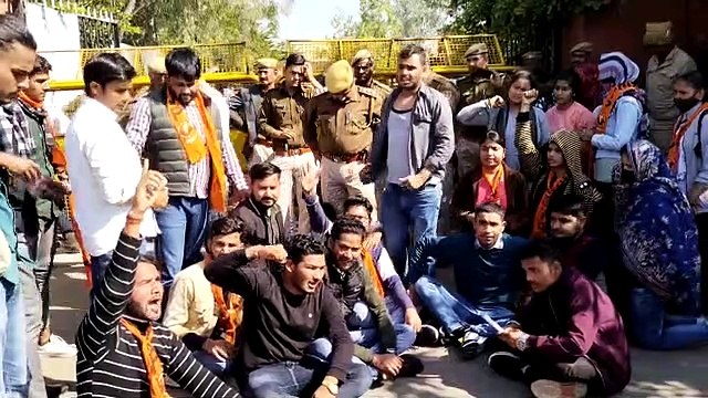देखिए: कलक्ट्रेट पर हंगामा...लड़कियों से धक्का-मुक्की, एबीवीपी के छह कार्यकर्ता गिरफ्तार