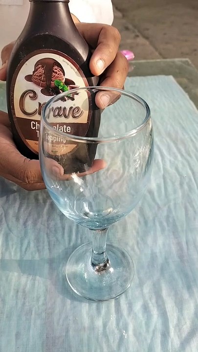 Step-by-Step Guide to Perfectly Coating Glass with Chocolate.