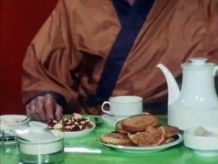 Deux grandes filles dans un pyjama | movie | 1974 | Official Trailer