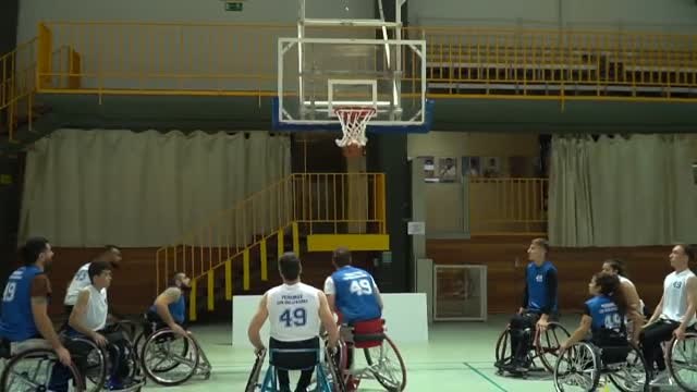 Sánchez juega un partido de baloncesto en silla de ruedas