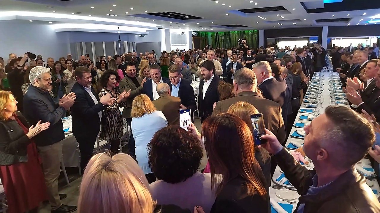 El presidente del PP, Alberto Núñez Feijóo, este viernes, entrando a los Salones El Atardecer de Alcantarilla.