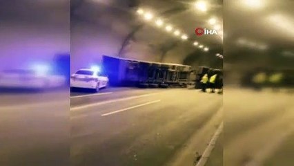 Niğde'de tünelde tır devrildi, otoyol trafiğe kapatıldı