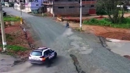 Viatura da PM cai em rio durante perseguição em Minas