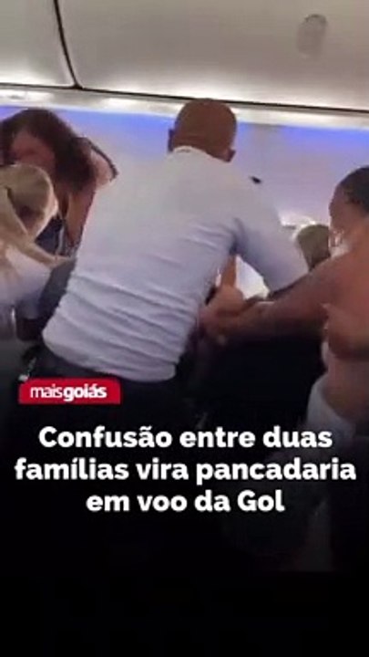 Uma briga entre duas famílias causou confusão generalizada em um voo da Gol entre Salvador e São Paulo. O vídeo que circula nas redes sociais mostra a pancadaria dentro da aeronave, com comissários tentando apartar.