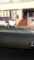 Smart do aço filmado a tentar entrar numa habitação pelas escadas
