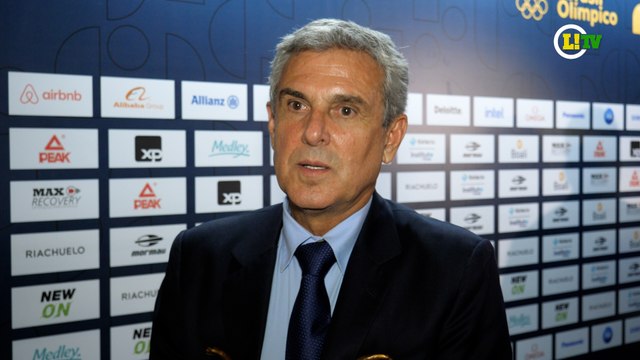 José Roberto Guimarães recebe prêmio de melhor treinador (esporte coletivo)