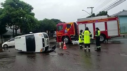 Colisão seguida de tombamento é registrada no Centro