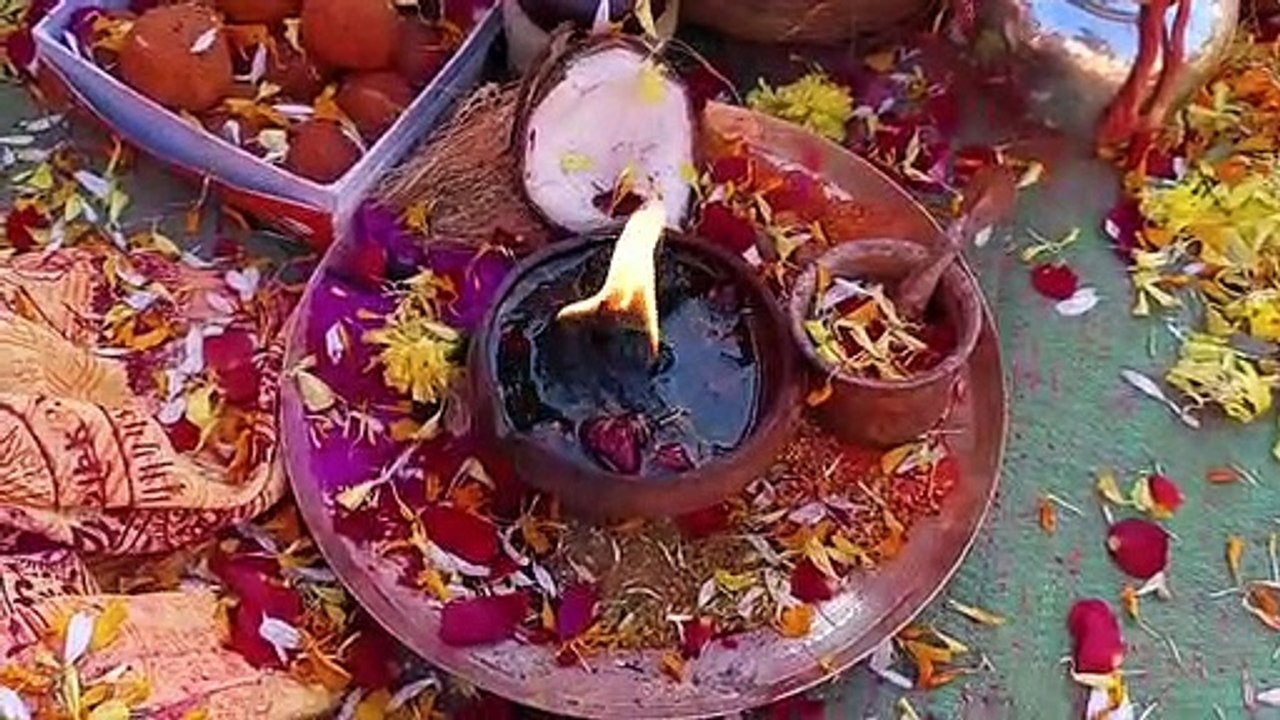 विसर्जन के लिए ले जाते माता की प्रतिमा के लिए उमड़े श्रद्धालु।