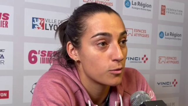 WTA - Open 6e Sens - Lyon 2023 - Caroline Garcia : Forcément, je suis un peu tendue ici à Lyon mais je l'étais également en Australie. Mes propres attentes me rendent un peu nerveuse