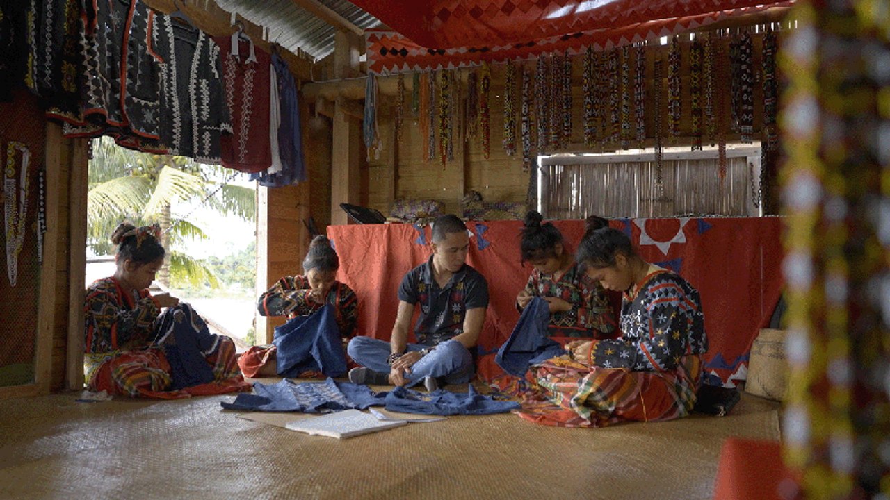 How This Filipino Designer is Preventing Traditional Textiles From Dying Out | Micro Docs