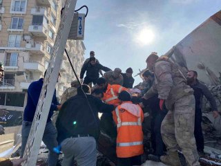 30 saat sonra enkazdan sağ çıktı, 2 çocuğu hayatını kaybetti