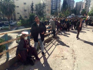 Depremden bir hafta önce "Bina çürük" diyerek uyardığı kızı için gözyaşlarına boğuldu