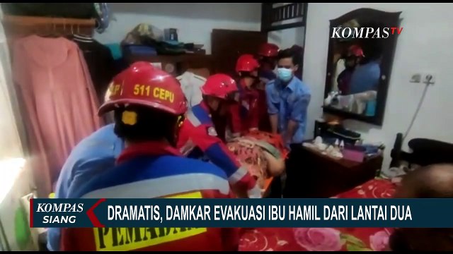 Dramatis, Petugas Sudin Damkar Jakarta Timur Evakuasi Ibu Hamil dari Lantai 2