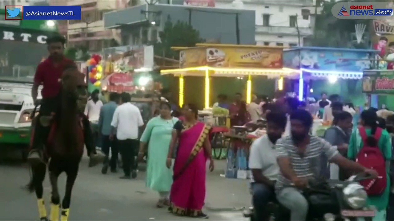 ఉయ్యూరులో గుర్రంపై స్వారీ చేస్తూ అలరిస్తున్న యువకుడు 