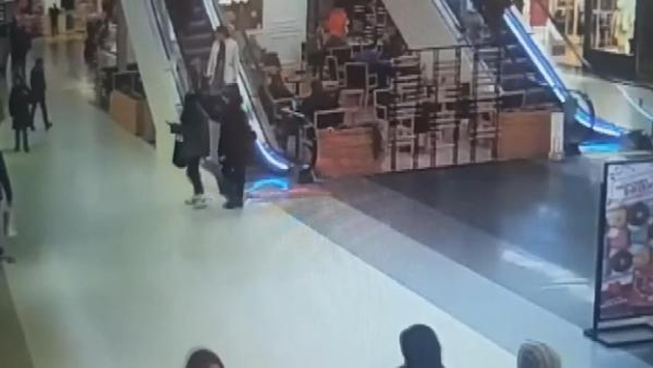 Küçük çocuğun 3 parmağı kopmuştu! Yürüyen merdiven dehşetinin görüntüleri ortaya çıktı