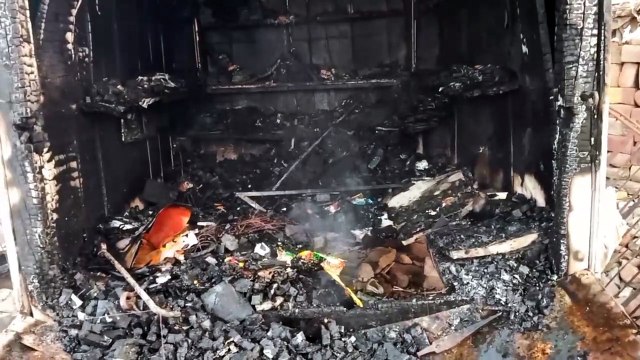 असामाजिक तत्व ने दो दुकानों में लगाई आग, स्टॉल जलकर हुआ खाक
