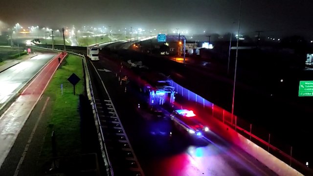 Caminhão enguiça próximo a carreta tombada no Trevo Cataratas