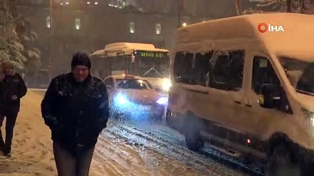 Ankara’da kar yağışı etkisini artırdı, sürücüler zor anlar yaşadı