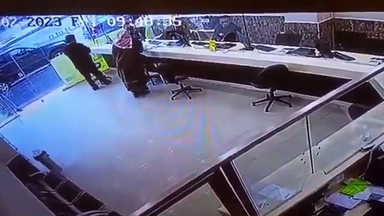 بمسدس بلاستيكي.. محاولة غريبة للسطو على محل صرافة بالأردن (فيديو)