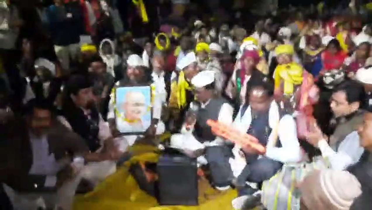 मंडला से 100 किमी पैदल चले आदिवासी, कमिश्नर ऑफि...