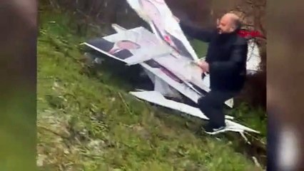 Miting öncesi Erdoğan'ın afişlerini dereye attılar