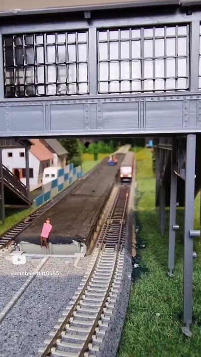 Wanderdüne fährt an Haltestelle ab