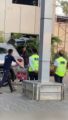 下载视频: Abhishek Bachchan, Aishwarya Rai Bachchan and Daughter Aaradhya Snapped at Kalina Airport