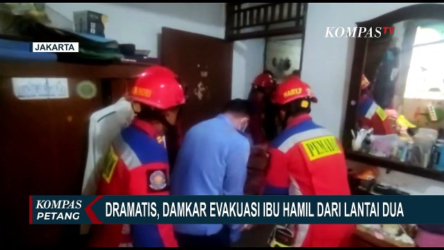 Tengah Sakit, Tim Damkar Sektor Matraman Evakuasi Ibu Hamil yang Terjebak di Lantai 2 Rumahnya!