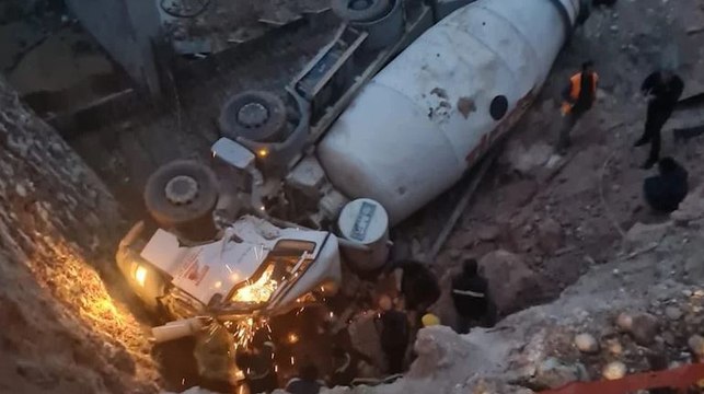 Beton mikseri çukura düştü operatör hayatını kaybetti