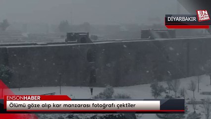 Ölümü göze alıp kar manzarası fotoğrafı çektiler