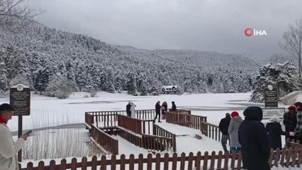 Bolu'nun incisi Gölcük buz tuttu
