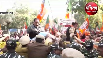दिल्ली में  AAP ऑफिस के बाहर BJP कार्यकर्ताओं का प्रदर्शन, केजरीवाल पर लगाए गंभीर आरोप