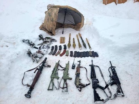 MSB: Irak'ın kuzeyindeki Pençe-Kilit Operasyonu bölgesinde tespit edilen 3 PKK'lı terörist, silahlarıyla birlikte Türk Silahlı Kuvvetlerimiz...