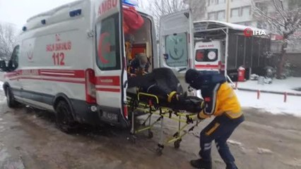 Çatıdaki karı temizlerken 5 metre yükseklikten düştü