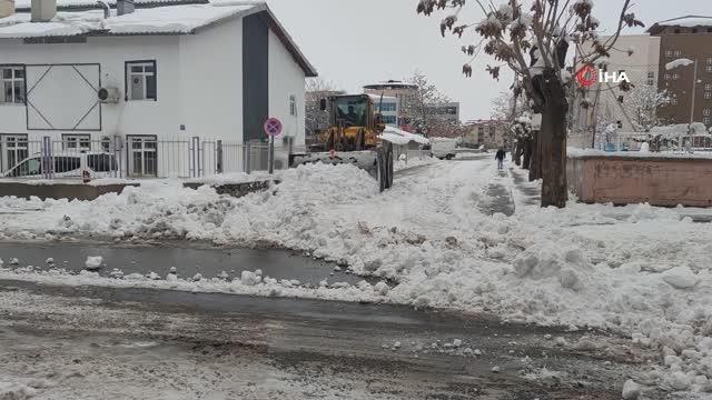 Bingöl'de 1,5 metrelik buz sarkıkları oluştuCaddelerde biriken tonlarca kar kamyonlar ile şehir dışına taşındı.