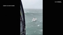 فيديو: خفر السواحل الأمريكي ينقذ رجلا في مشهد درامي قذفت الأمواج العالية قاربا سرقه