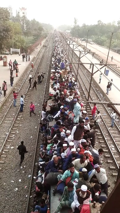 Un train extrêmement bondé entre dans la gare - Buzz Buddy