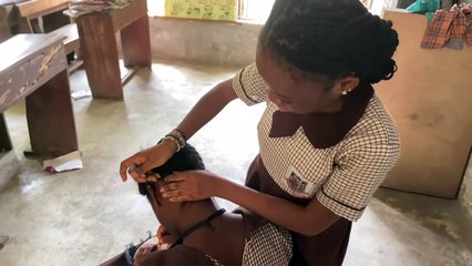 Une fille aveugle tresse habilement les cheveux - Buzz Buddy