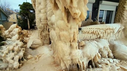 De la glace épaisse enveloppe la maison - Buzz Buddy