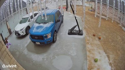 Une femme glisse dans l'allée après une tempête hivernale au Texas - Buzz Buddy