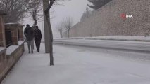 Mardin'de etkili olan kar yağışı sürücülere zor anlar yaşattı, yolda kalan aracın imdadına trafik polisi yetişti