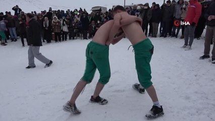 Karda güreş tuttular, soğuk havaya meydan okudular